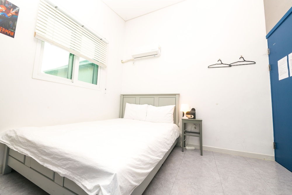 Basic Single Room, 1 Queen Bed photo 1