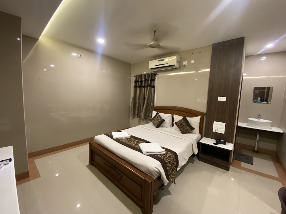 Executive Triple Room, 1 Queen Bed, Smoking, City View photo 2