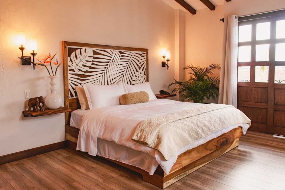 Deluxe Suite, 1 King Bed, Balcony, Mountain View photo 1