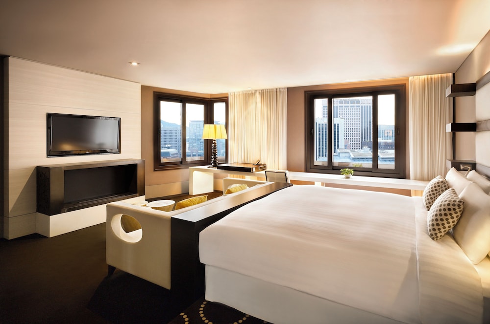 Club Suite, 1 King Bed, Corner - Photo 6