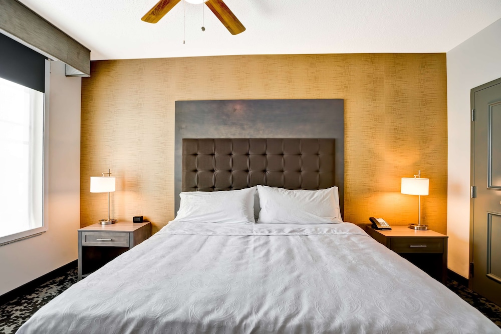 Suite, 1 King Bed, Accessible, Bathtub photo 2