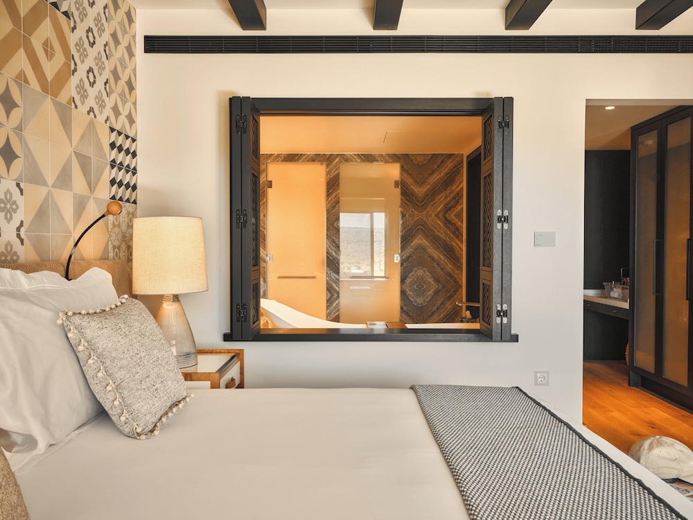 Suite, 1 Bedroom, Valley View - Photo 3