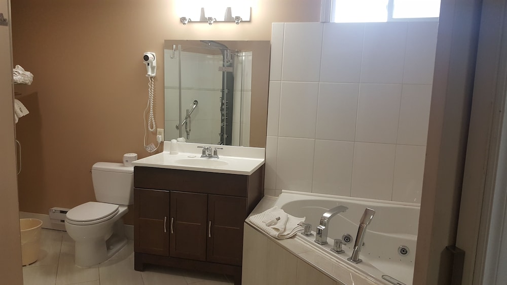 Suite, Non Smoking, Jetted Tub photo 3