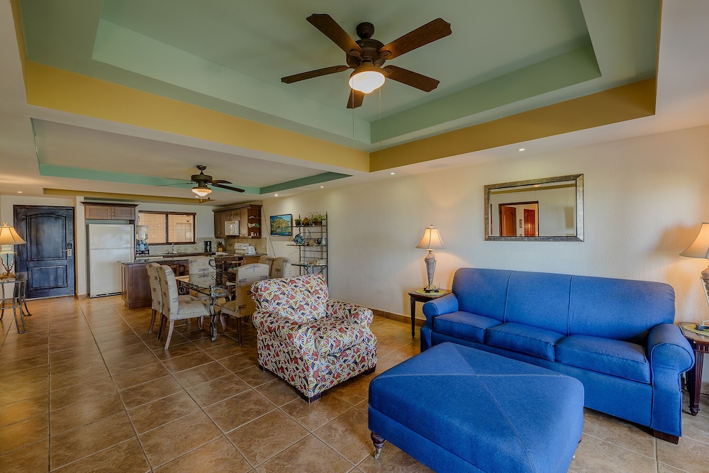 Deluxe Condo, 1 King Bed with Sofa bed, Kitchen, Beachfront photo 3