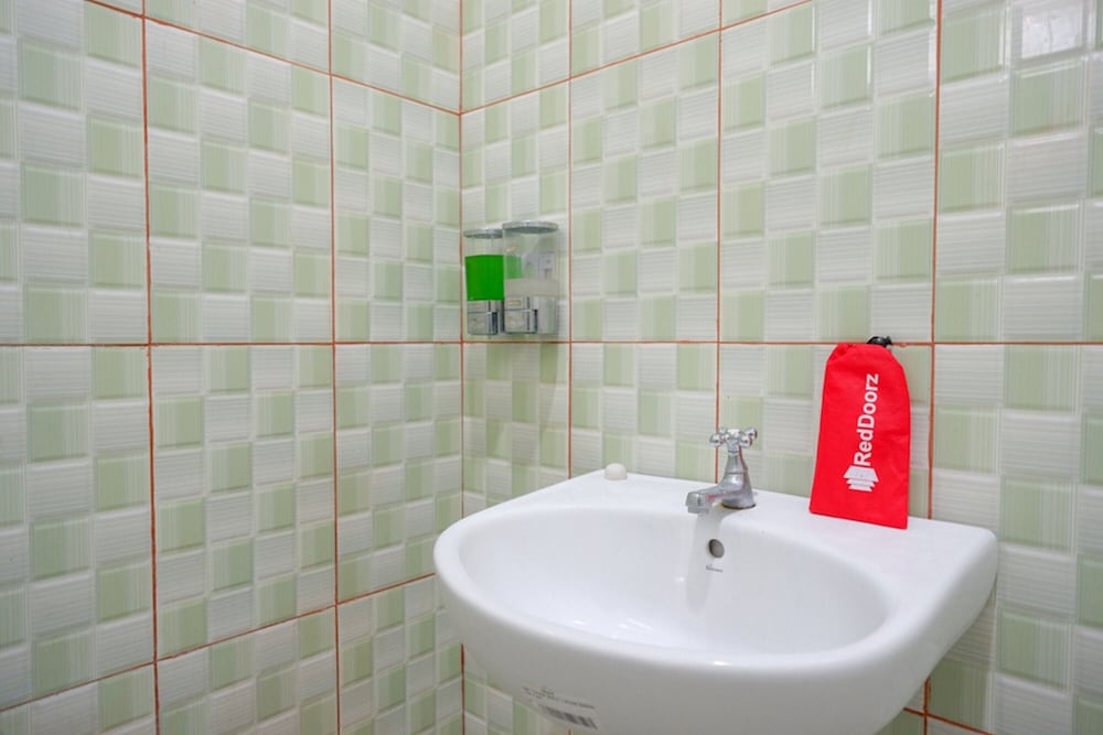 Double Room (RedDoorz) photo 2