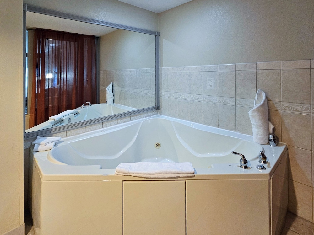 Suite, 1 King Bed (Additional Living and Dining Area) - Photo 7