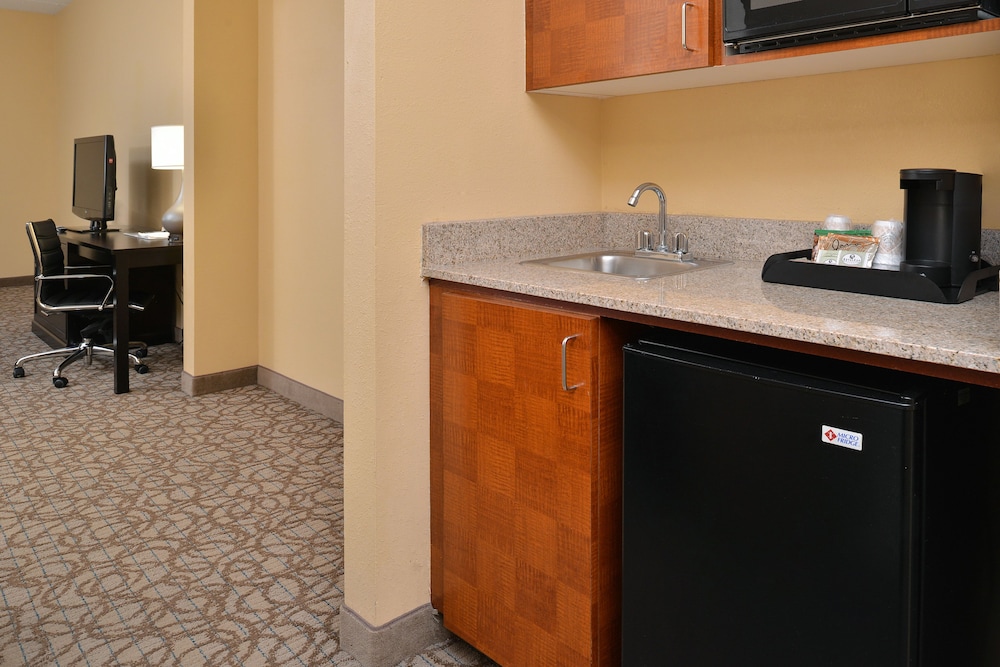 Suite, Multiple Beds, Non Smoking - Photo 18