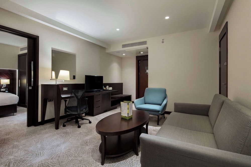 Suite, 1 Bedroom (King) thumbnail 5
