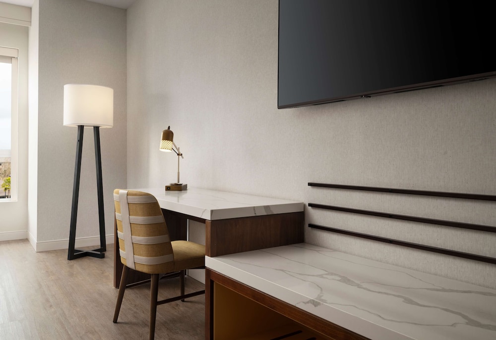 Deluxe Room, 1 King Bed, Accessible (Hearing) - Photo 3