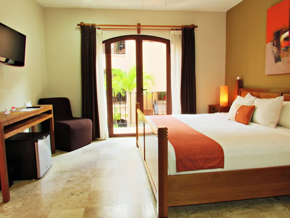 Room, 1 King Bed, Non Smoking - Photo 5
