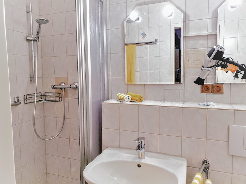 Standard Quadruple Room, Non Smoking, Refrigerator & Microwave photo 3