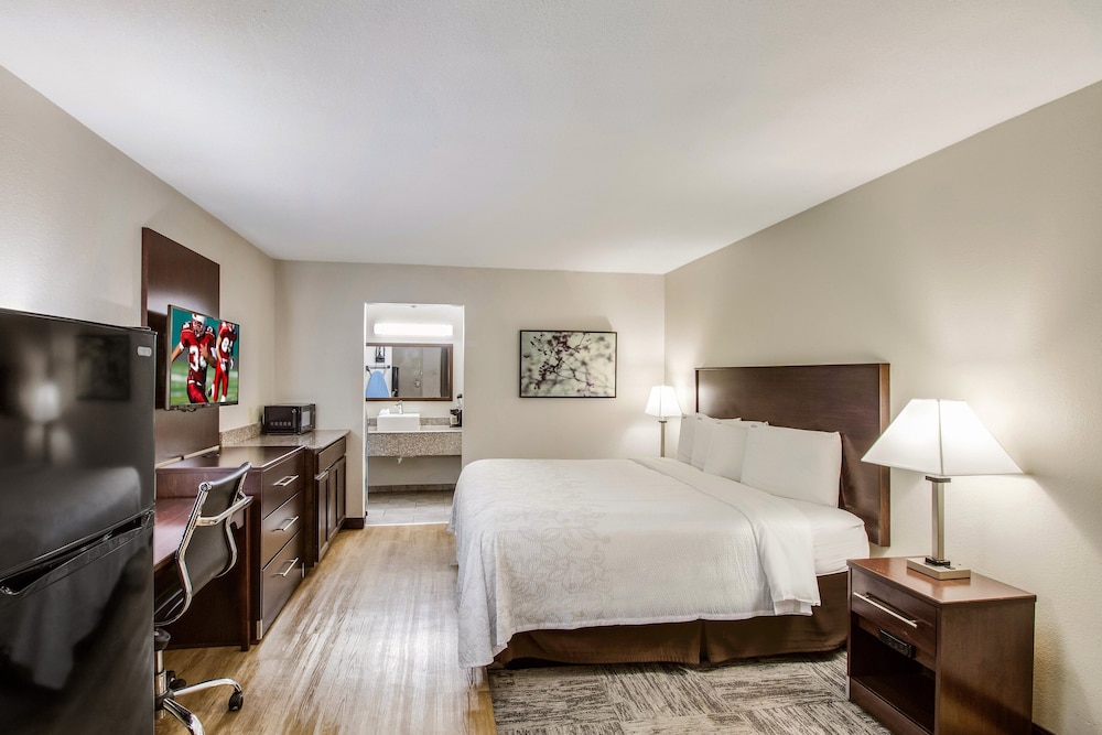 Deluxe Room, 1 King Bed, Refrigerator (Smoke Free) - Photo 1