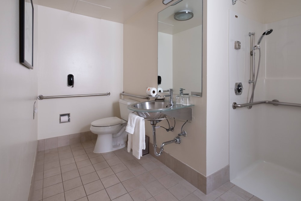 Deluxe Room, 1 Queen Bed, Accessible (Mobility Accessible) - Photo 7
