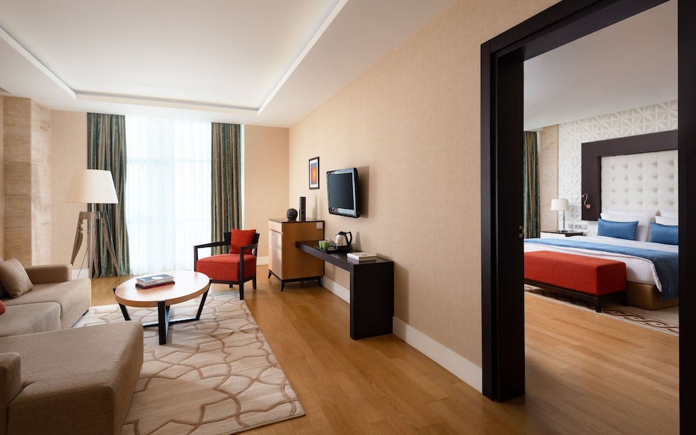 Junior Suite, 1 King Bed (Free City Shuttle) photo 1