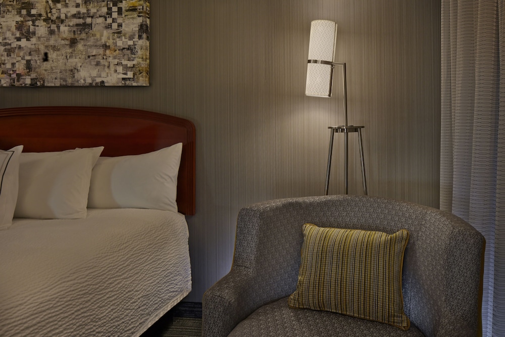 Room, 1 King Bed, Balcony - Photo 2