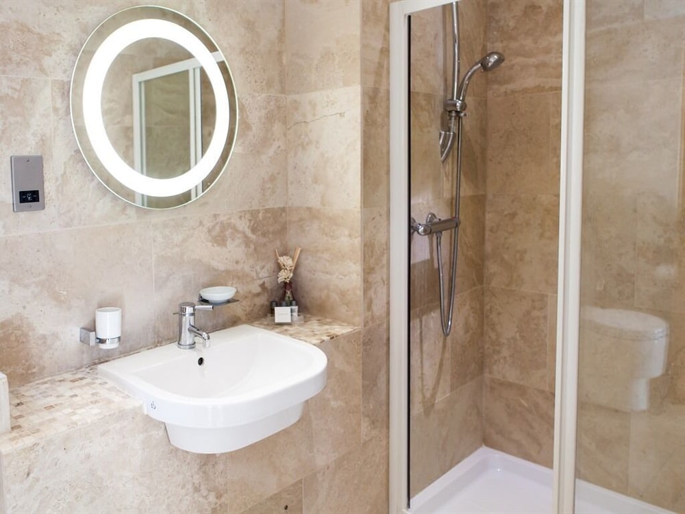 Suite, Ensuite photo 3