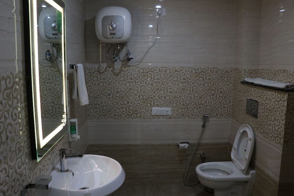 Premium Single Room, 1 Double Bed, Smoking photo 2