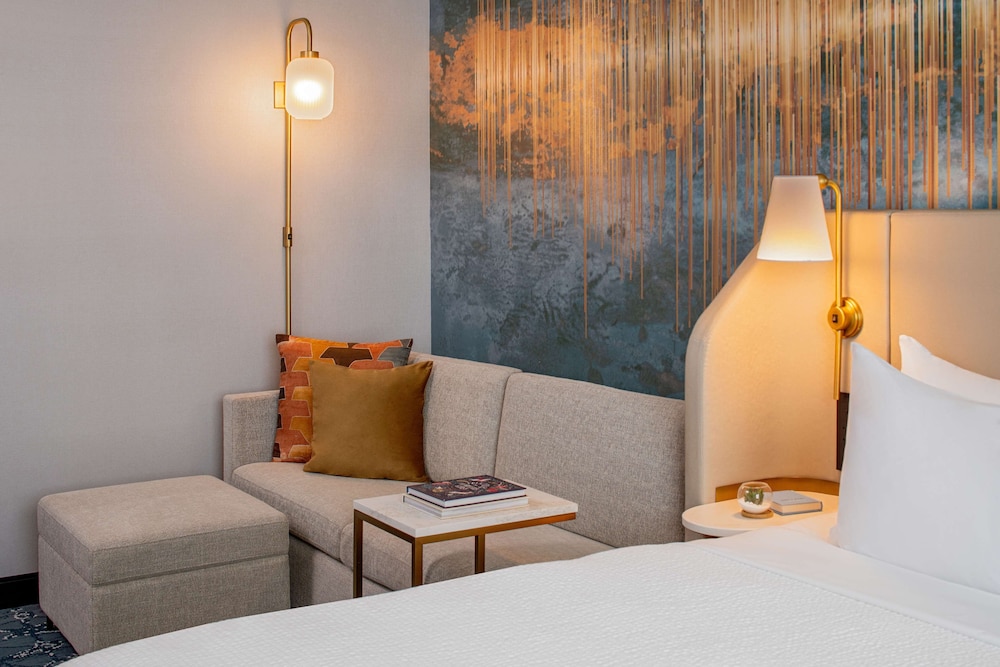 Room, 1 King Bed, Bathtub thumbnail 5