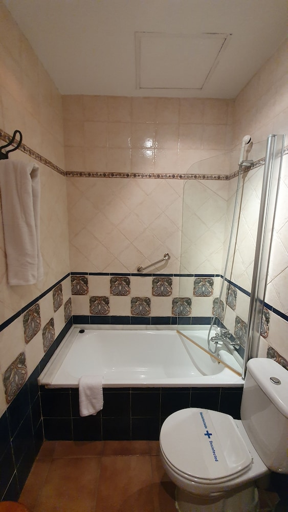 Double or Twin Room, City View - Photo 13