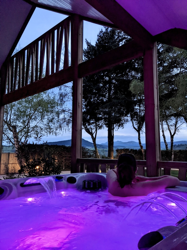 Premium Suite, 1 Queen Bed, Hot Tub, Mountain View - Photo 7