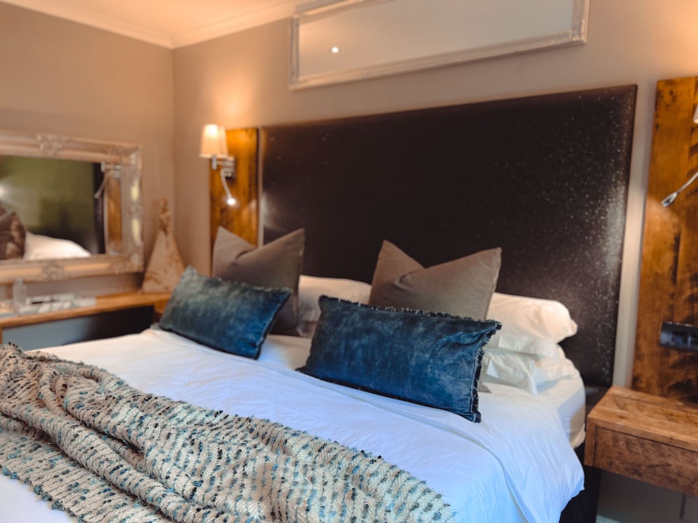 Deluxe Double Room, 1 King Bed, Patio, Garden View photo 2
