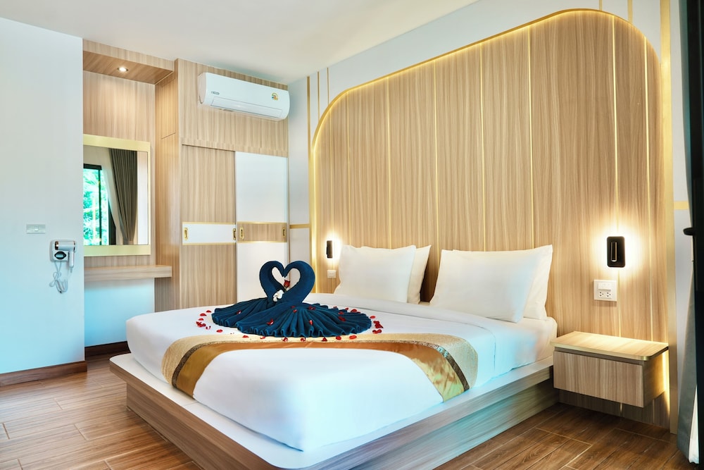 Superior Room, Pool View