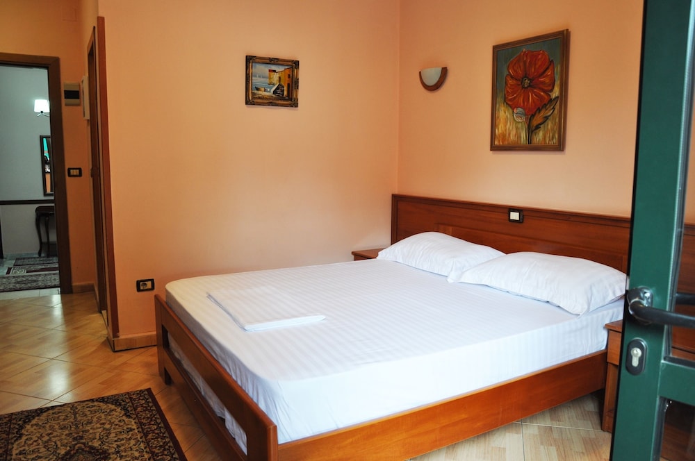 City Room, 2 Twin Beds, City View