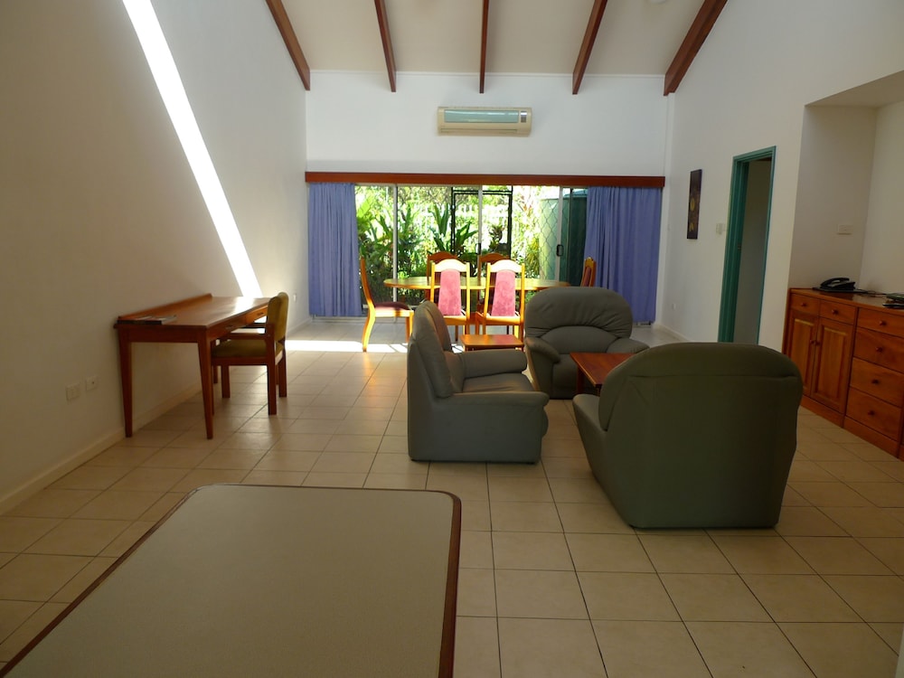 Executive Apartment, 1 Bedroom, Kitchen, Pool View photo 2