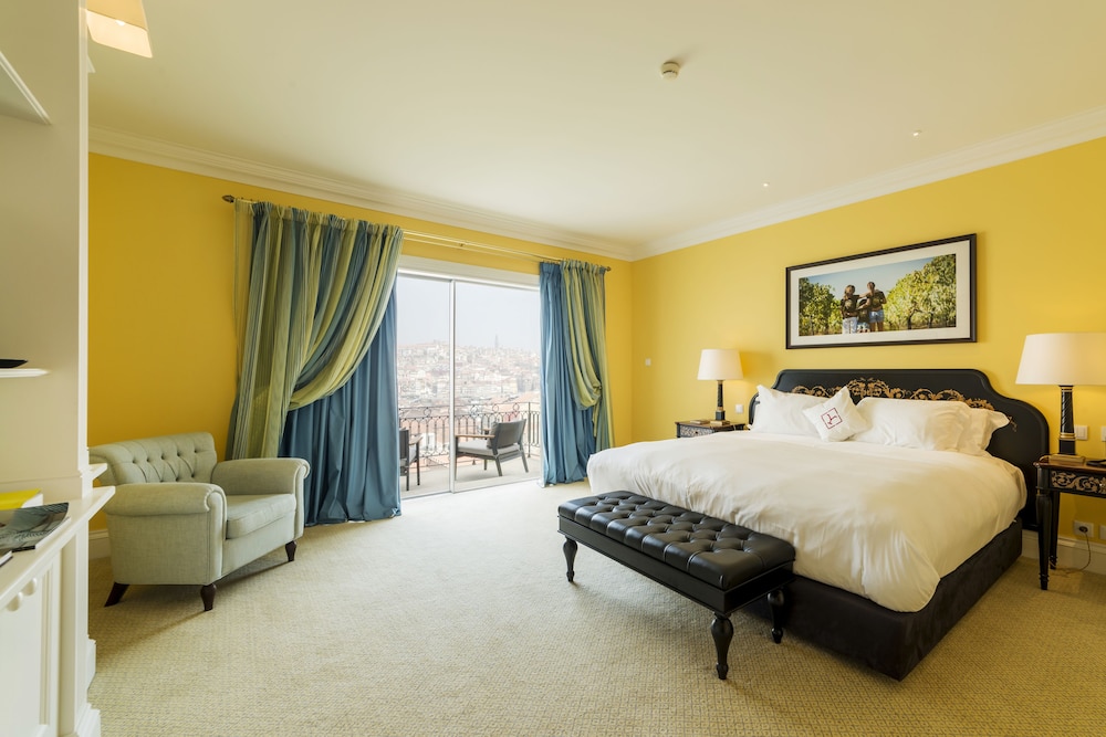 Executive - City or Garden View - Low Floors 1,2,3 of East wing and requiring 2 lifts to be accessed - Photo 1