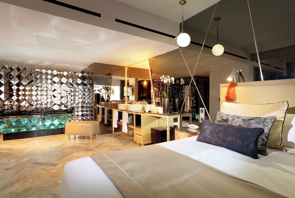 Oh My God! Suite - Entrance to Ushuaia Club Included