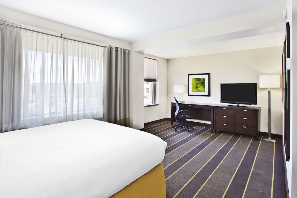 Room, 1 Queen Bed, Accessible (Comm, Mobility, Roll Shwr) - Photo 1