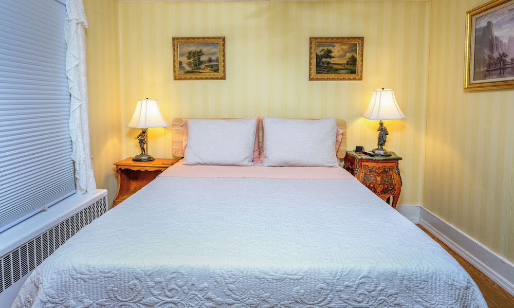 Country Room - 1 Queen Bed, Private Bathroom photo 2