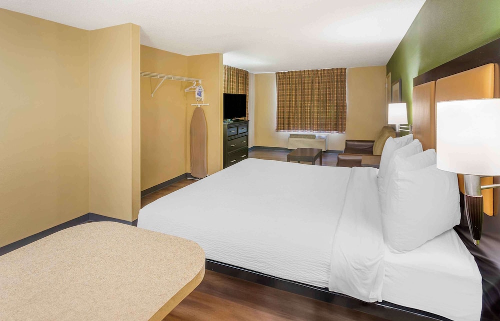 Deluxe Studio, 1 King Bed with Sofa bed, Non Smoking photo 2