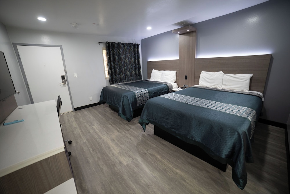 Double or Twin Room, Non Smoking - Photo 2