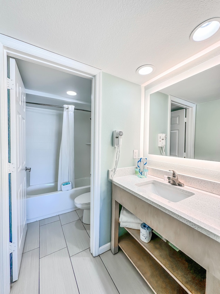 Standard Suite, 2 Queen Beds - Photo 5