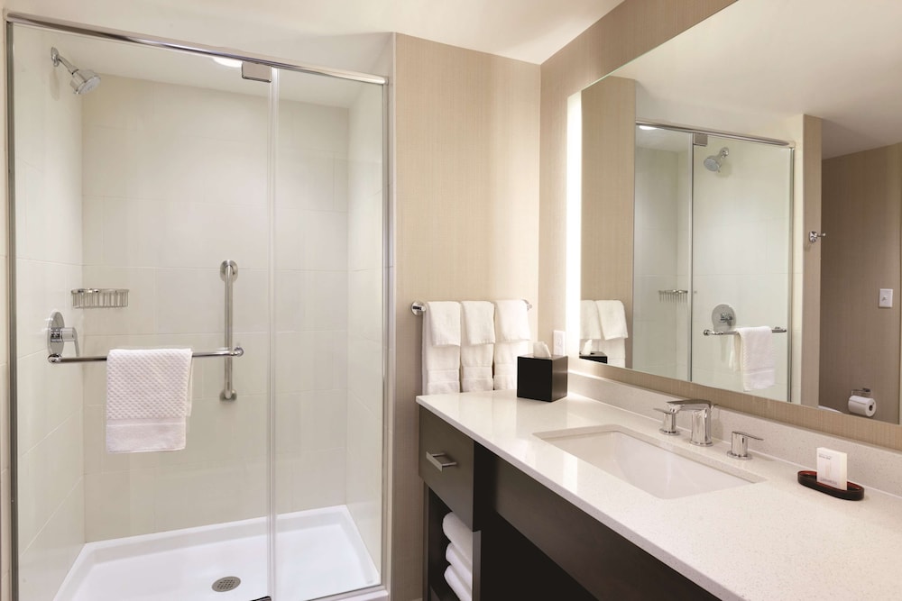 2 Room Suite, 1 King Bed photo 3