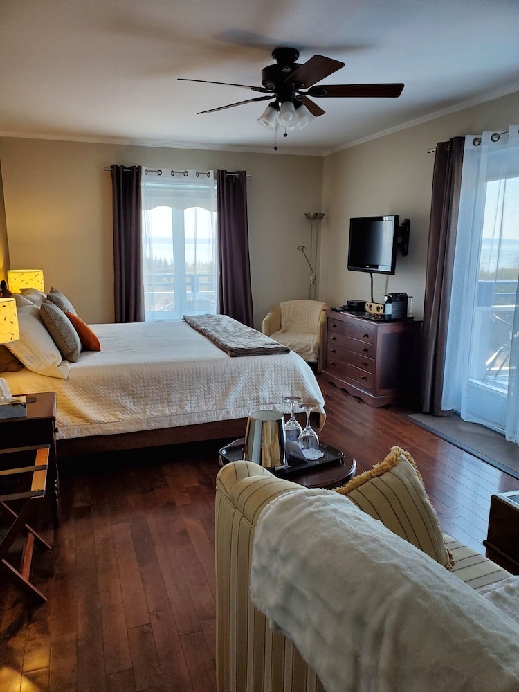 Deluxe Room, 1 King Bed, Balcony, River View (Les pivoines)