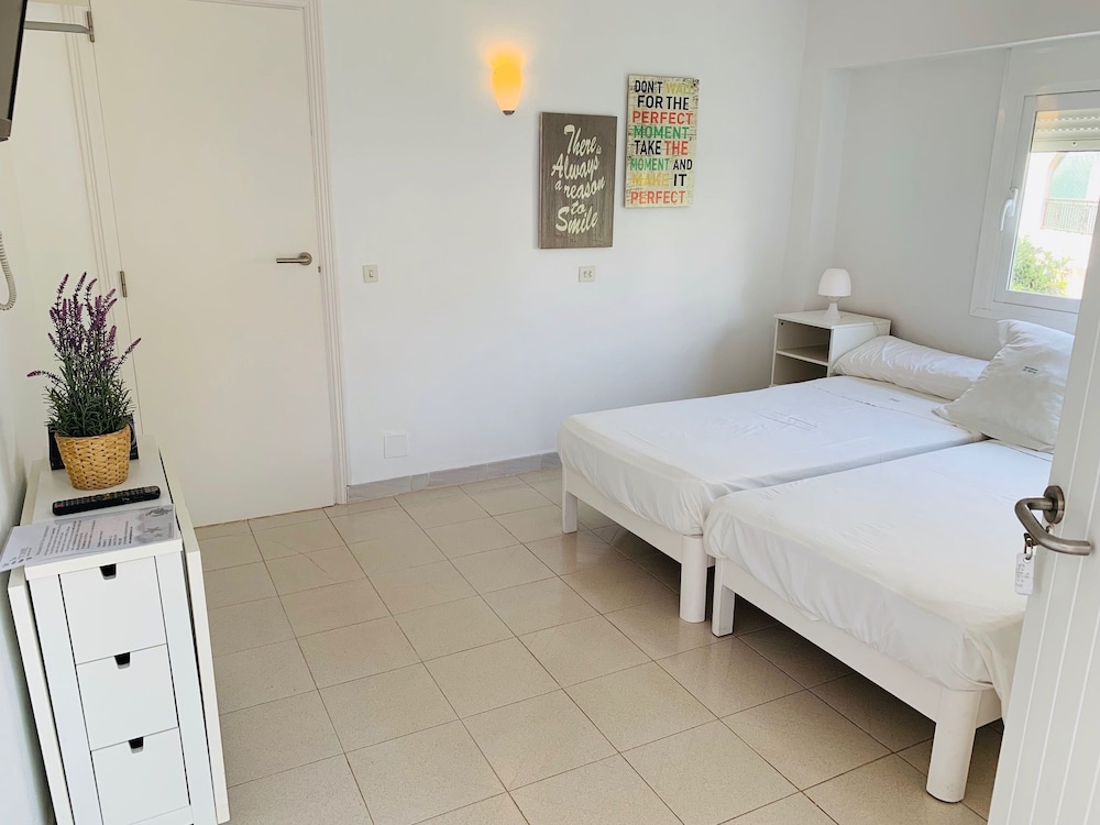 Basic Studio, 2 Twin Beds, Non Smoking, Kitchen photo 2