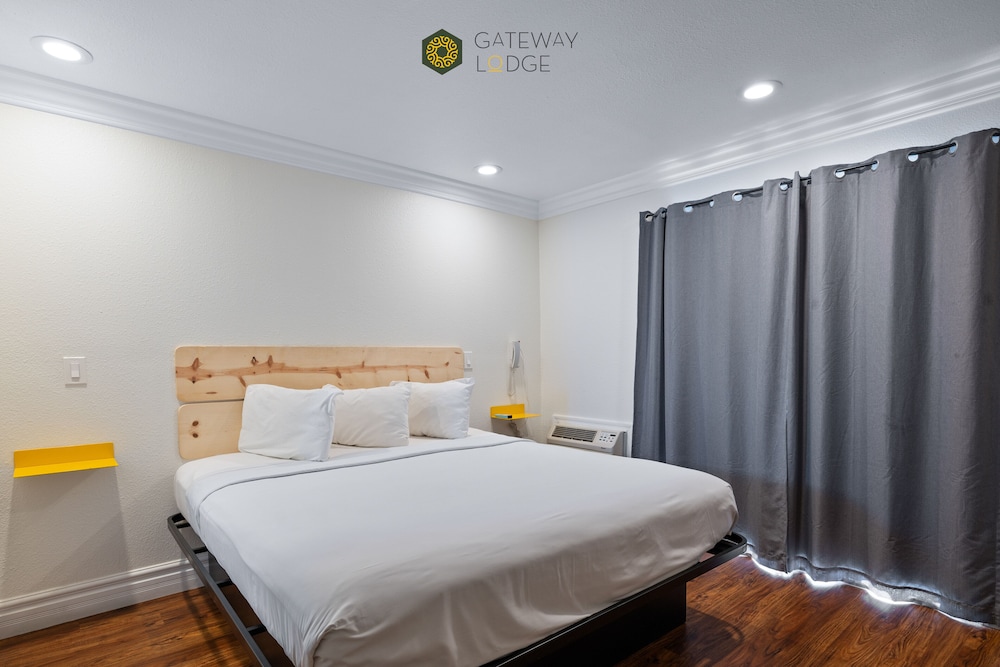 Classic Single Room, 1 King Bed photo 3