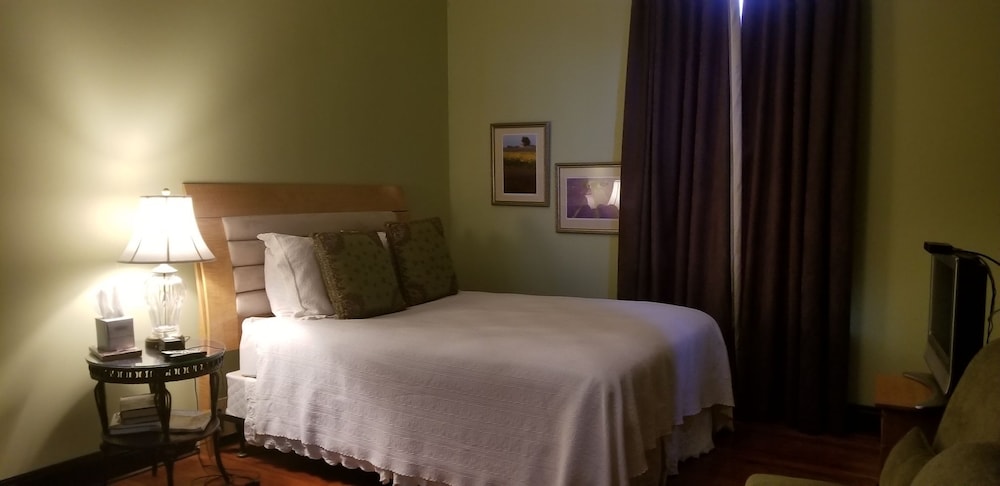 Deluxe Mason House Suite, 1 Queen Bedroom, Non-Smoking (Pet Friendly - 21 & 24)