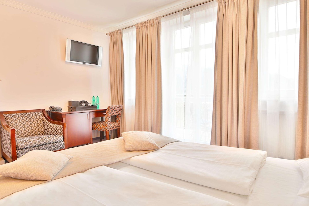 Deluxe Double Room, 1 Double Bed, Patio, City View - Photo 4