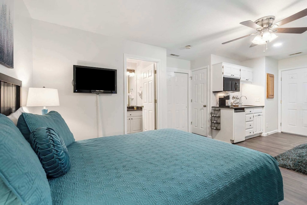 Condo, Multiple Beds, Balcony, Mountain View (Retreat by Design) photo 1
