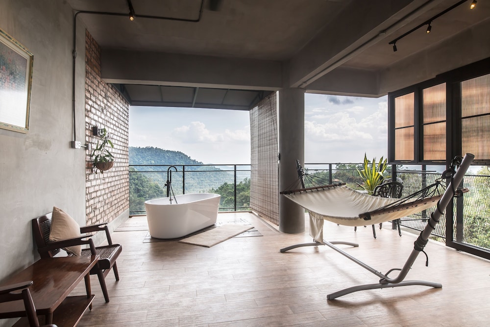 Luxury Room with Balcony - Photo 8