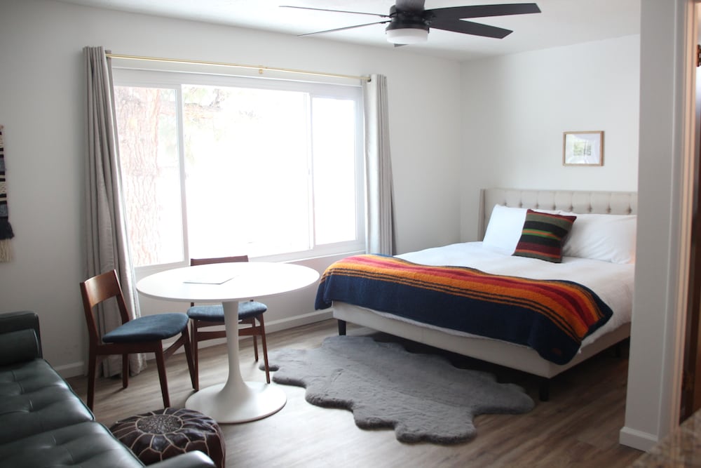Premium Room, 1 King Bed with Sofa bed photo 3