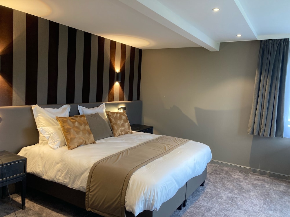 Exclusive Room, 1 King Bed, Bathtub, Golf View (Bathtub)