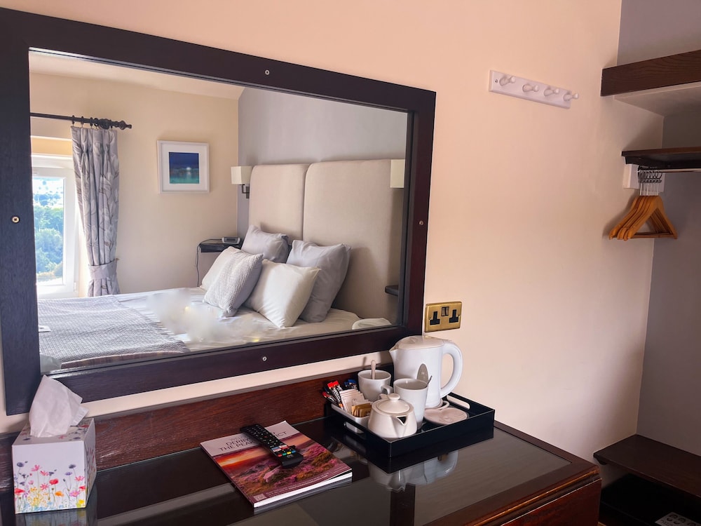 Double or Twin Room, Ensuite (view of the Dales) photo 3