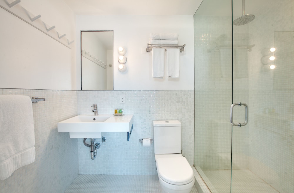 One Bedroom Suite With Beachfront Ocean View thumbnail 5