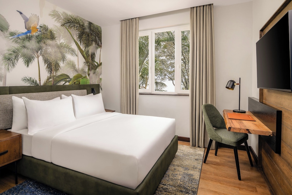 Deluxe Room, 1 Queen Bed thumbnail 5