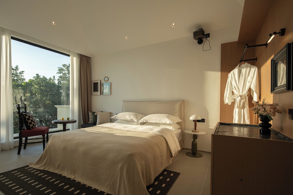 Dawn Cave Bubble Pool King Room