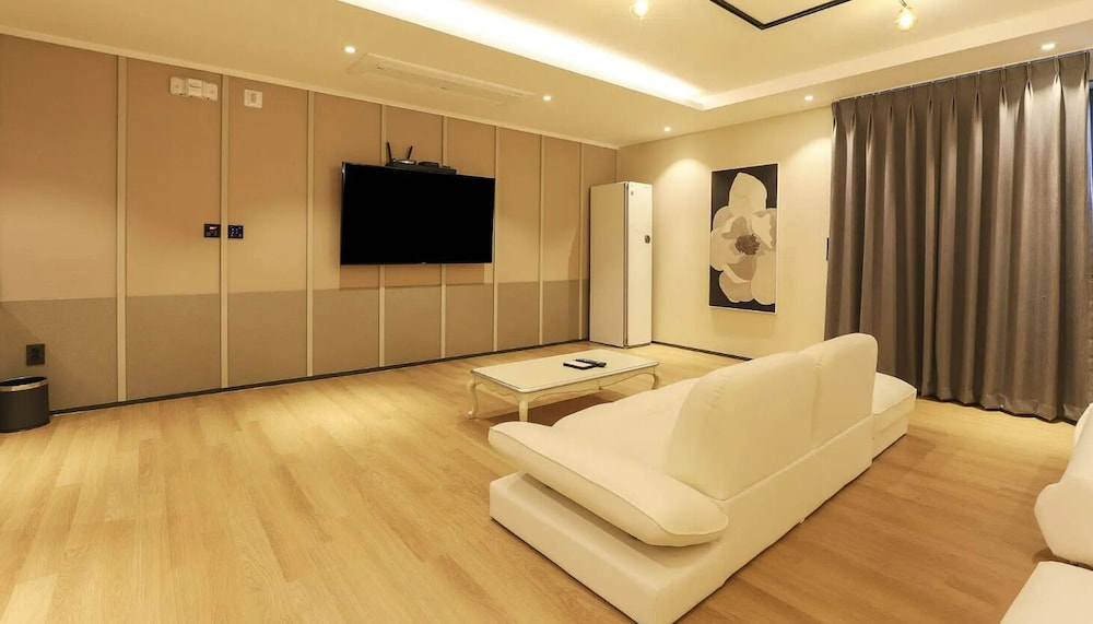 Premium Korean-style Room Avenue - Photo 5